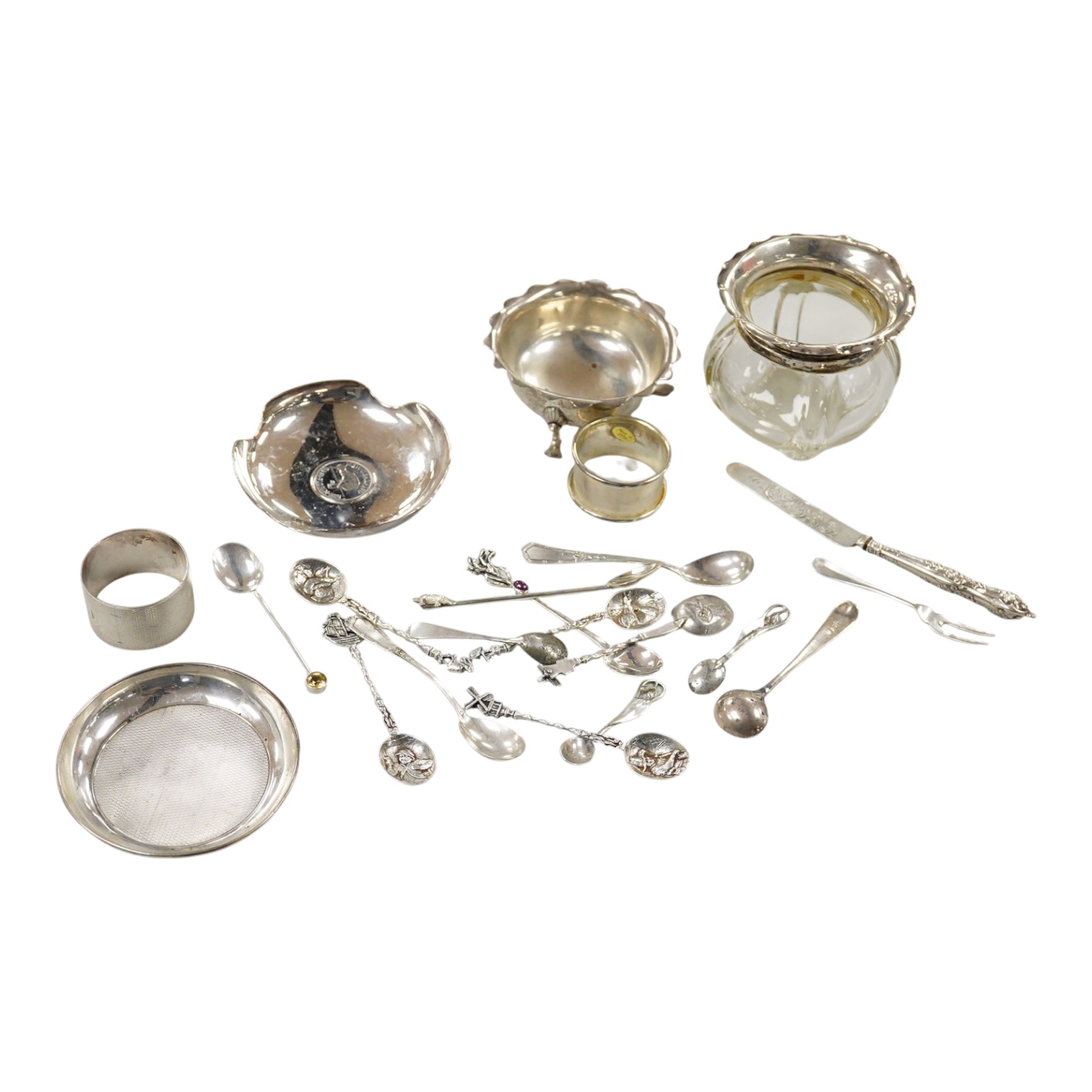 A collection of small silver including a small Edwardian sugar bowl, William Devenport, Birmingham, 1907, diameter 92mm(a.f.), a small shallow dish, a mounted glass bowl, a small quantity of silver and other white metal